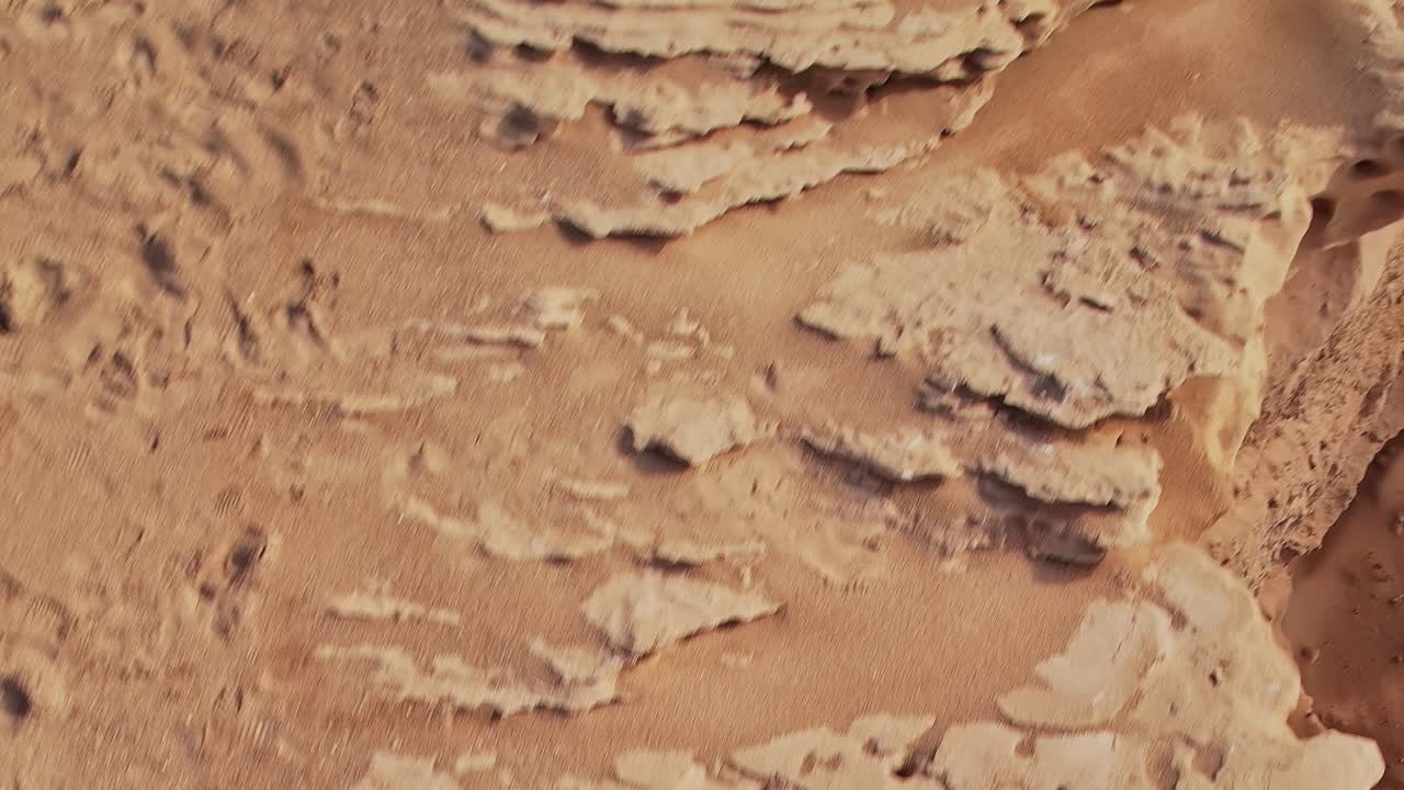 Vista aerea di un paesaggio desertico in Marocco con formazioni rocciose