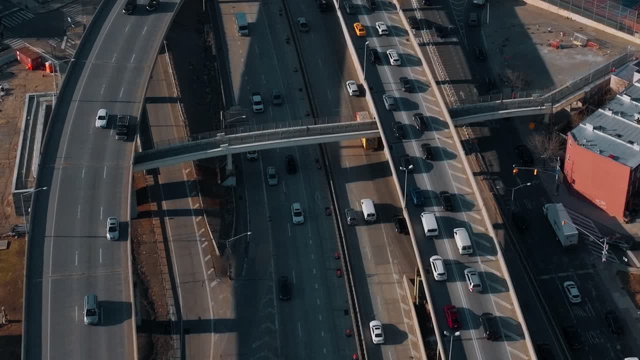 Trafikk på motorveien i New York på en solskinnsdag