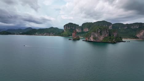 Drone-Volando-Hacia-El-Acantilado-De-La-Torre-Ao-Nang