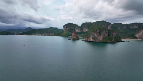 dron volando hacia el acantilado de la torre ao nang