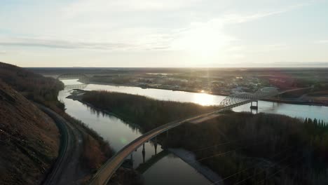 Drone-Desciende-Para-Revelar-El-Puente-Nenana-En-Alaska