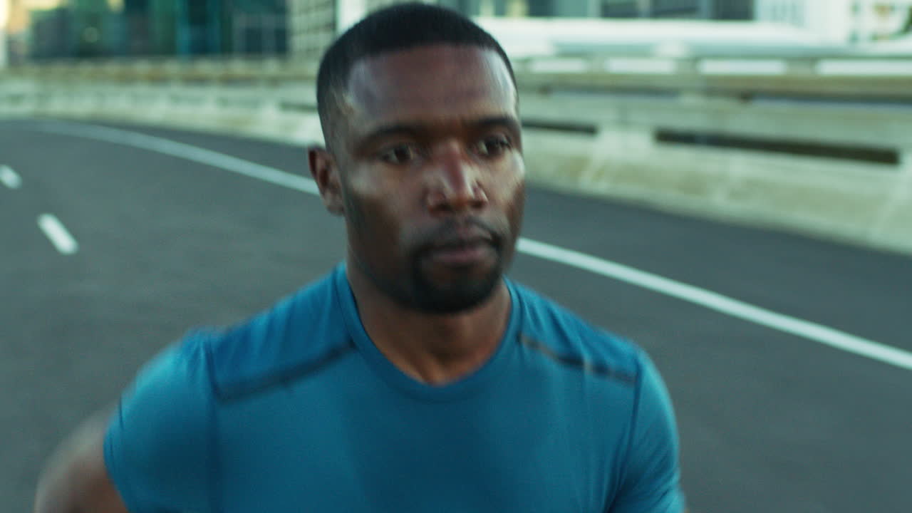 hombre negro, corriendo y velocidad con la aptitud en la ciudad