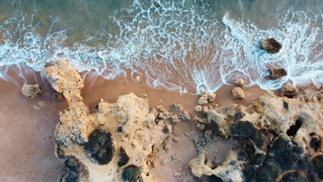 Vista-Aérea-De-Las-Olas-Rompiendo-En-Una-Costa-Rocosa-En-Portugal