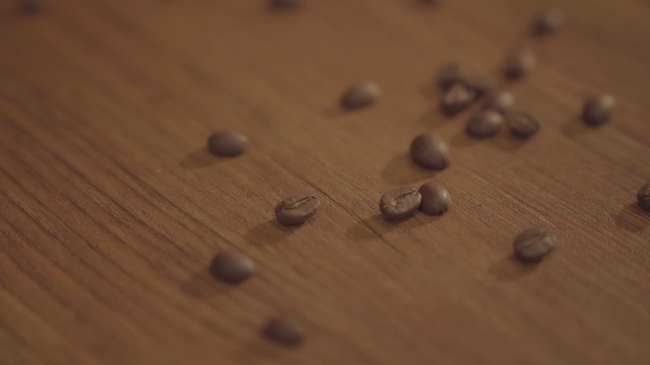 木のテーブルに散らばる新鮮なコーヒー豆