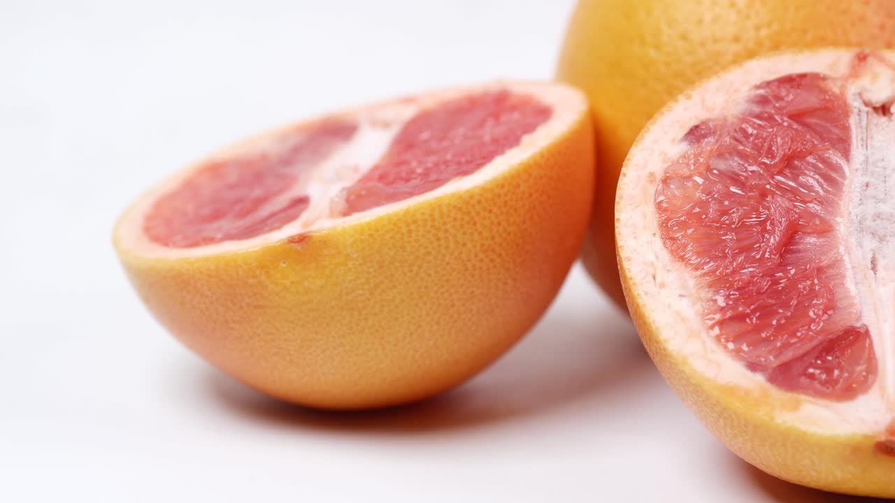 cerca de una rebanada de fruta de naranja en un tazón