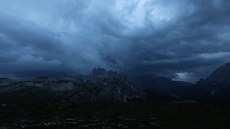 Parco Naturale Tre Cime nelle Dolomiti, time-lapse. La splendida natura italiana con fulmini e tempesta