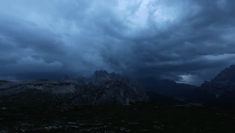 parque natural nacional tre cime en los dolomitas alpes el lapso de tiempo. la hermosa naturaleza de italia vuela relámpagos y tormentas.