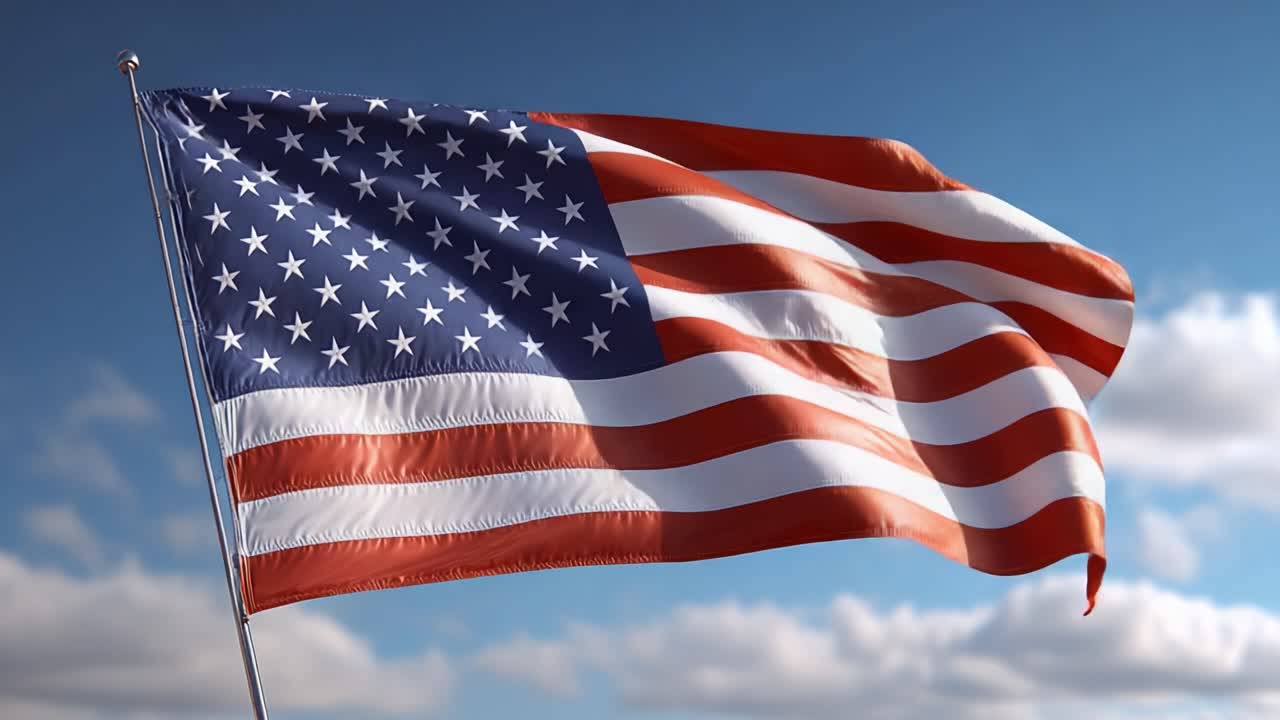 Uno Spettacolo Accattivante della Bandiera Americana che Sventola Elegantemente Contro un Cielo Blu, Simboleggiando Libertà e Unità in una Splendida Cornice all'Aperto.