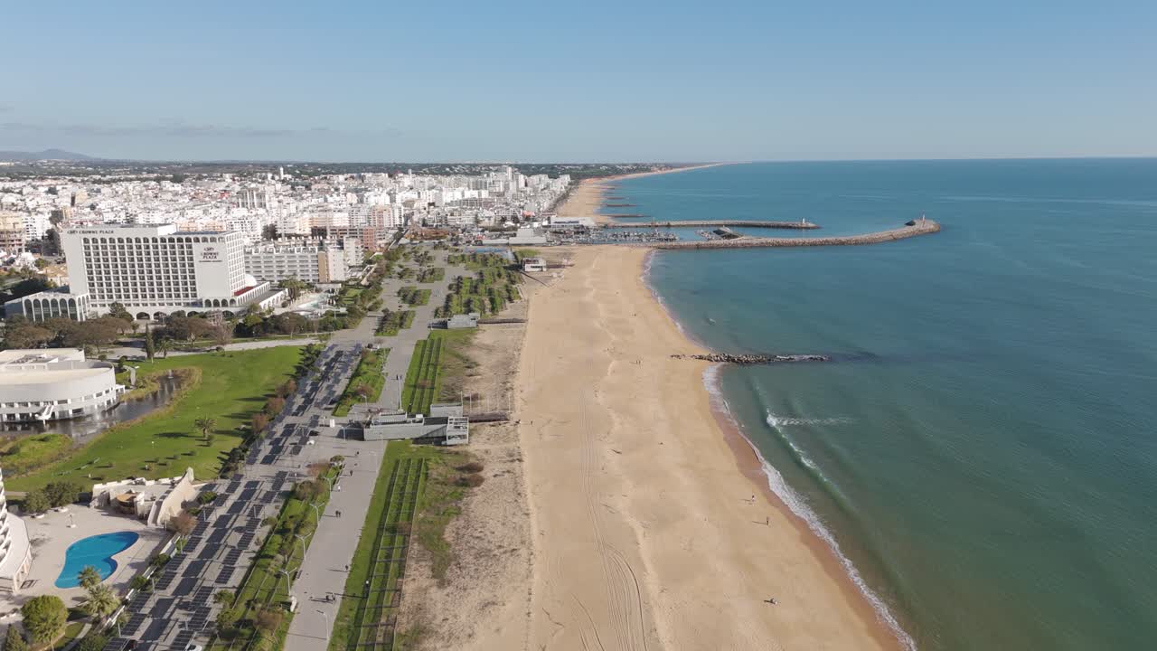 Volo aereo lungo una spiaggia deserta a Vilamoura, che mostra la costa e l'oceano