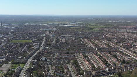 Hoher-Drohnenschuss-über-Einer-Vorstadtsiedlung-In-London-Croydon