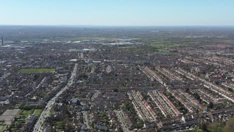 Un-Dron-Alto-Disparó-Sobre-Una-Hilera-De-Viviendas-Suburbanas-En-London-Croydon