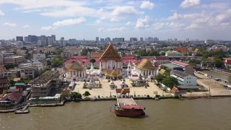 templo budista en las orillas del río chao phraya en bangkok, vista aérea