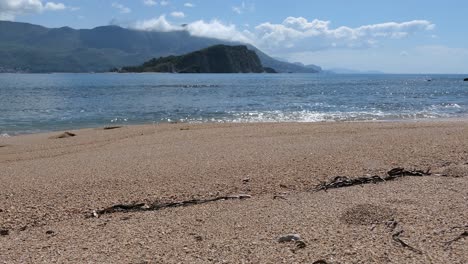 Gehen-Sie-Auf-Sand-An-Einem-Wunderschönen,-Natürlichen-Strand-In-Richtung-Des-Ruhigen-Meeres