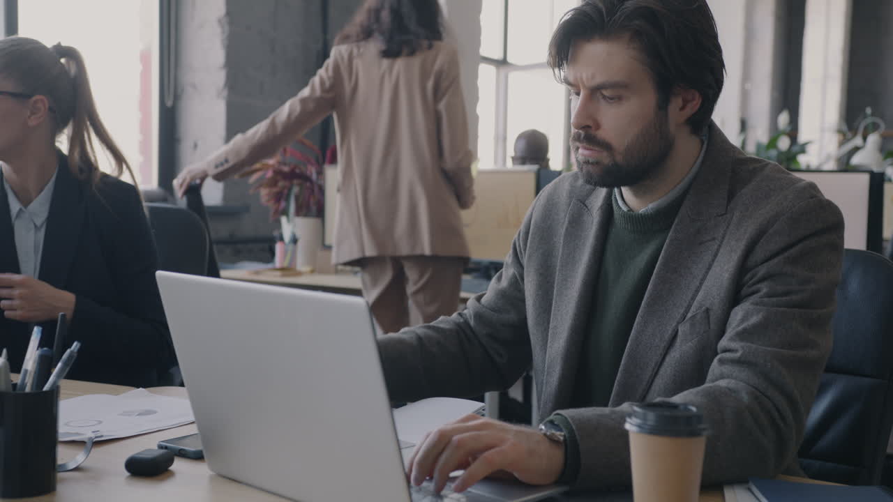 Gente di affari che lavora nell'ufficio