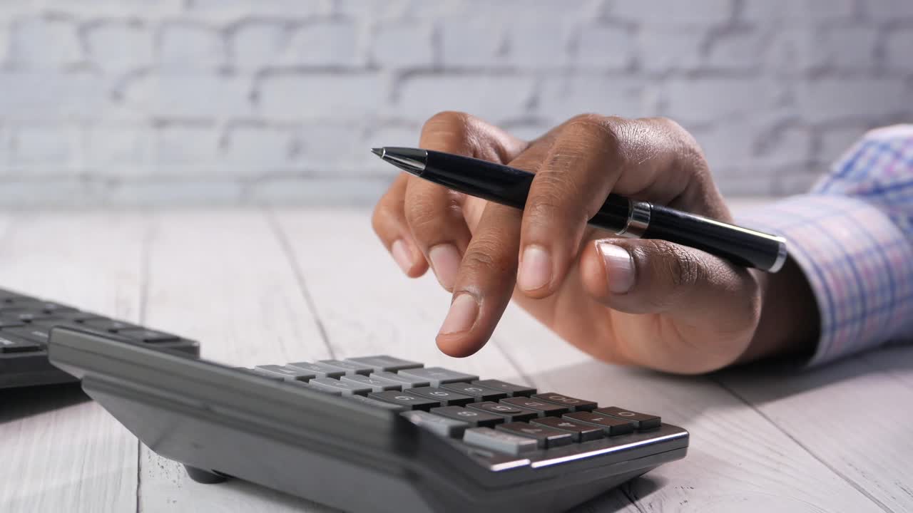 persona que utiliza la calculadora