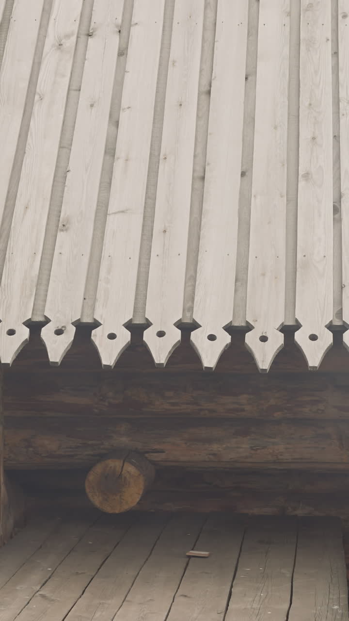 casa de madera tradicional con valla y plataforma de observación. edificio de madera con techo tallado para la residencia de personas de la edad media. objeto arquitectónico histórico