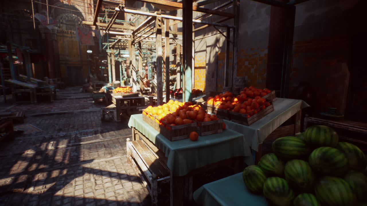 Un mercato di strada con bancarelle di frutta che vendono angurie e arance