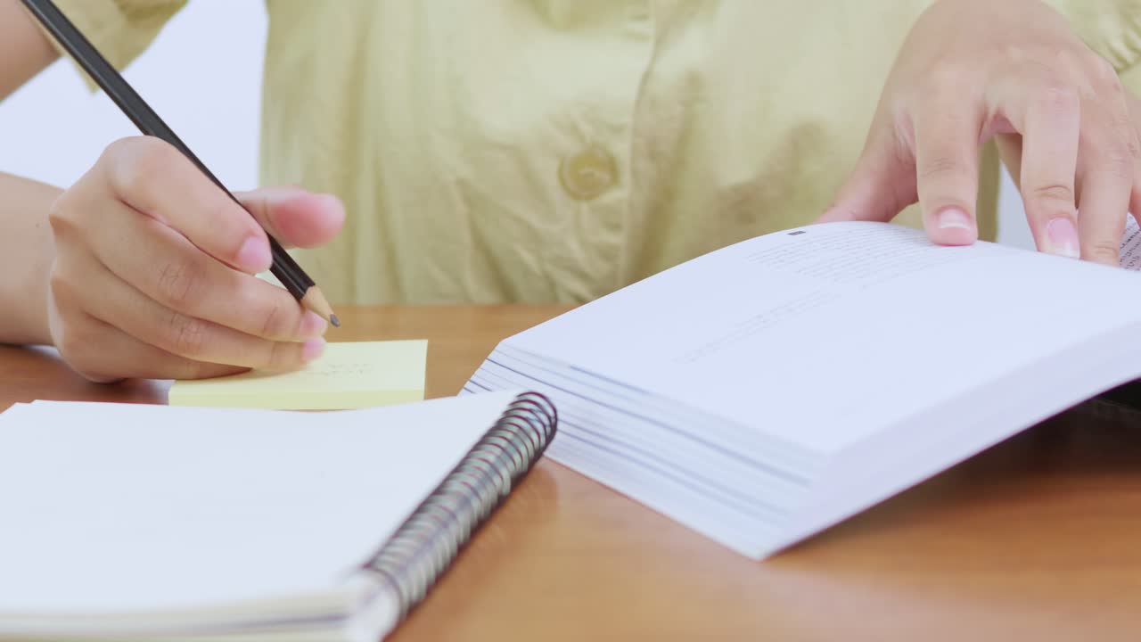 A student takes notes and organizes thoughts a personal workspace to enhance learning