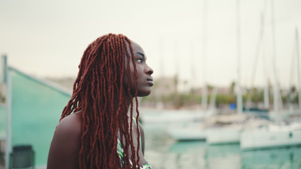 Ritratto di una donna con dreadlocks rossi