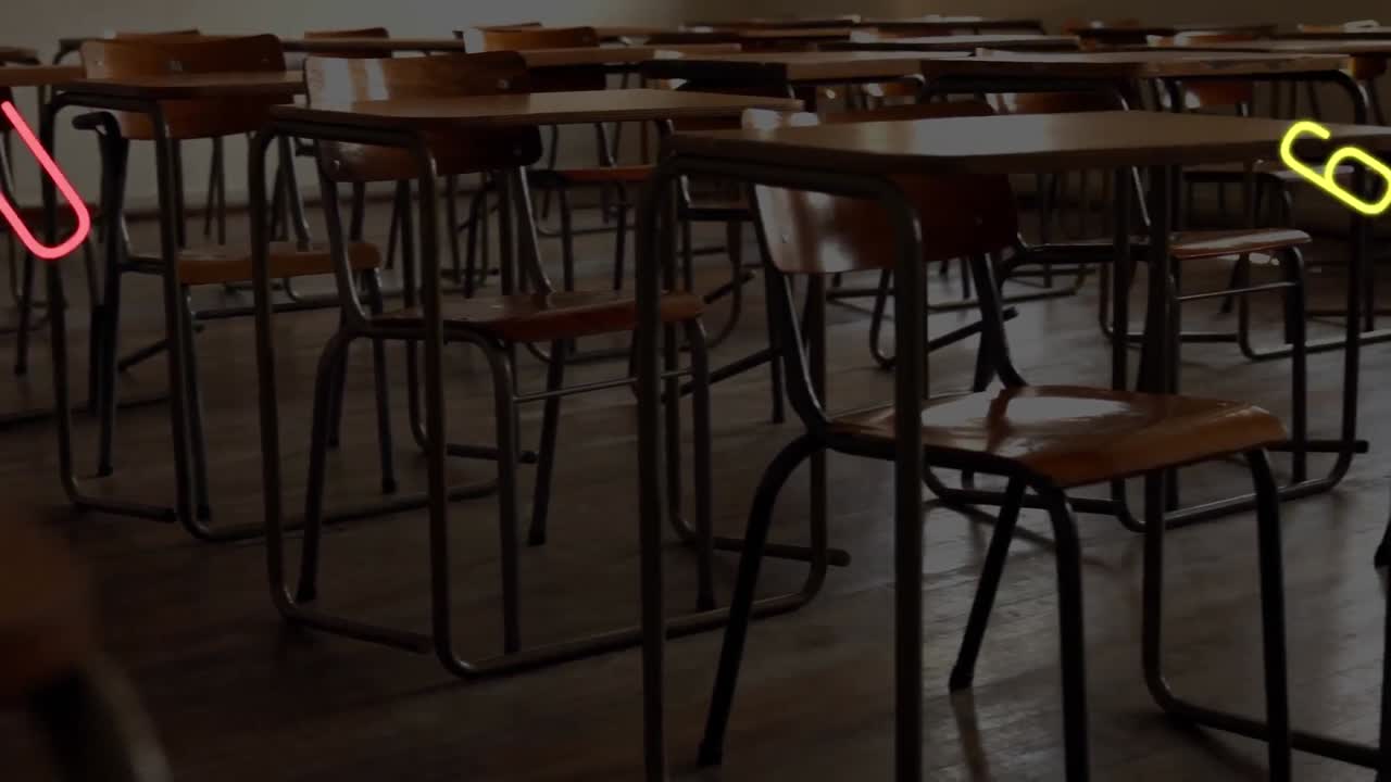 Composizione digitale di numeri e alfabeti mutevoli che fluttuano con aula vuota sullo sfondo