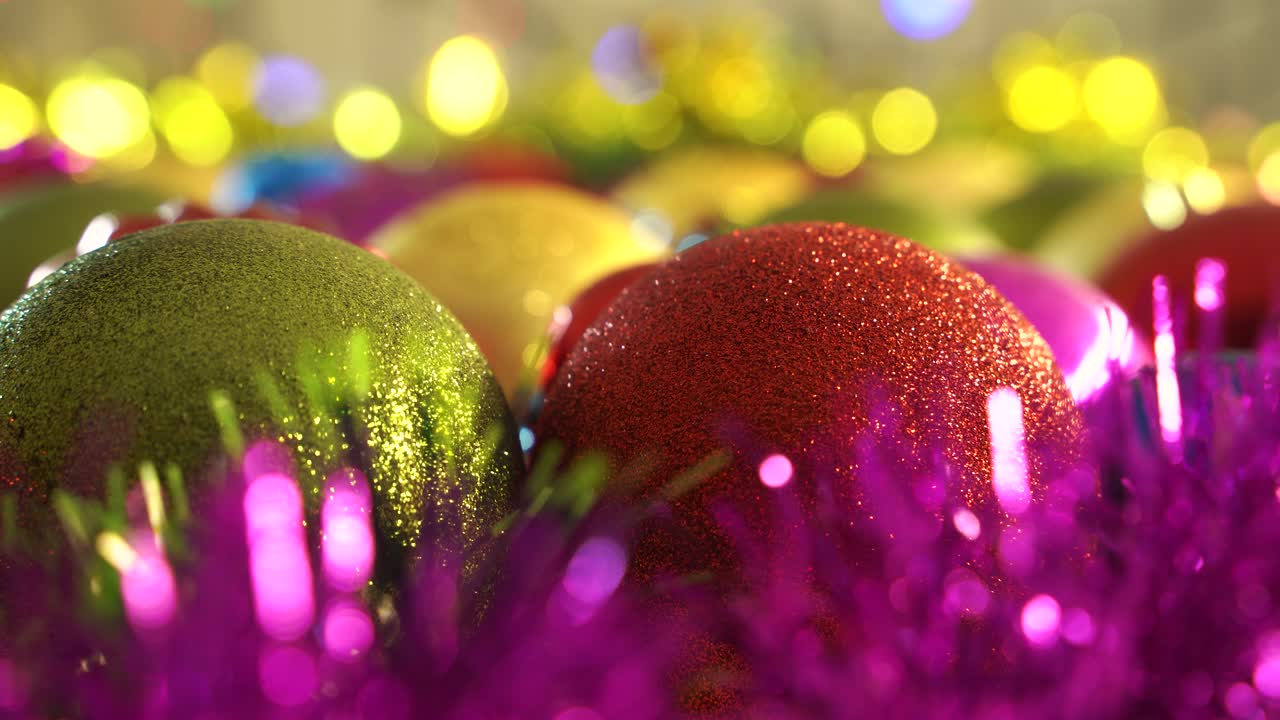 반이는 크리스마스 빨간색과 노란색 공 - 메리 크리스마스 배경, 새해 공의 클로즈업