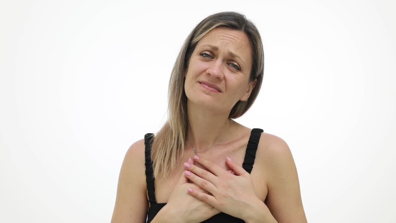 Donna triste che si stringe il petto