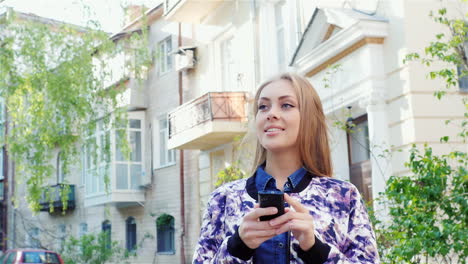 Girl-Goes-Through-The-City-Typing-On-The-Smartphone-The-Sun-Illuminates-Its-Beautiful-Hd-Video