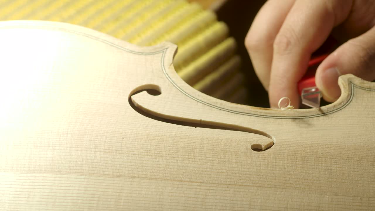 크레모나 (cremona) 의 작업실에서 새로운 클래식 수작업 원시 바이올린을 만드는 장인 (luthier) 의 매크로 클로즈업 (macro close-up)