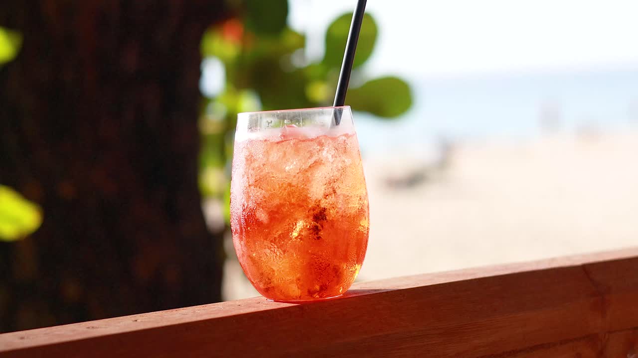 Vacanza al mare con un cocktail