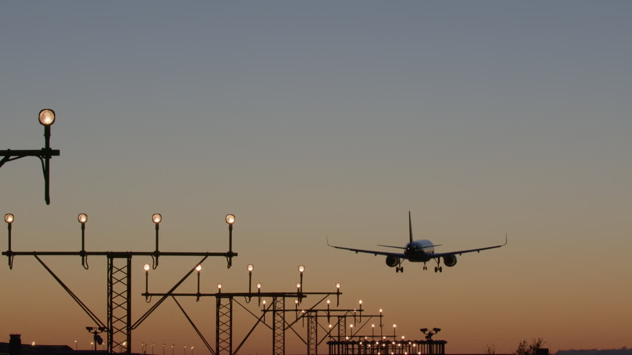 aterrizaje del avión al atardecer
