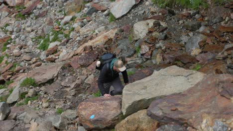 un viajero escalando rocas en valmalenco, italia