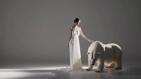 mujer y oso polar en vestido blanco