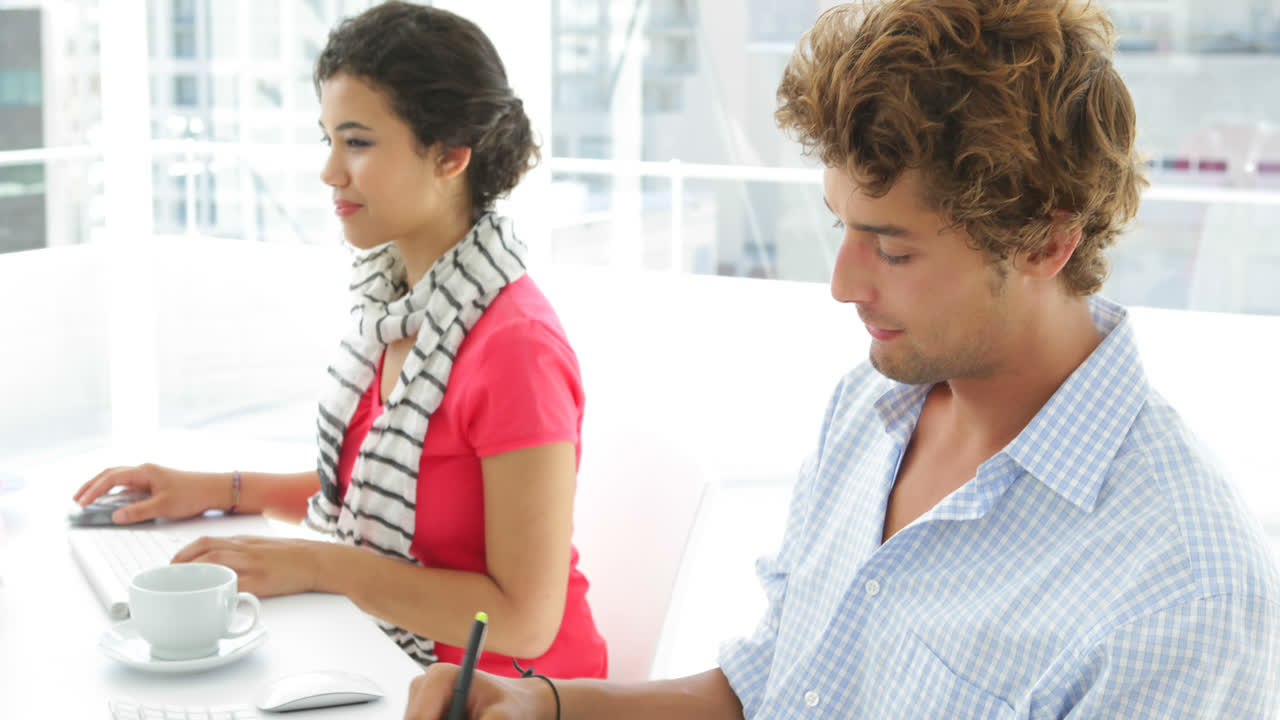 dos diseñadores creativos trabajando uno al lado del otro