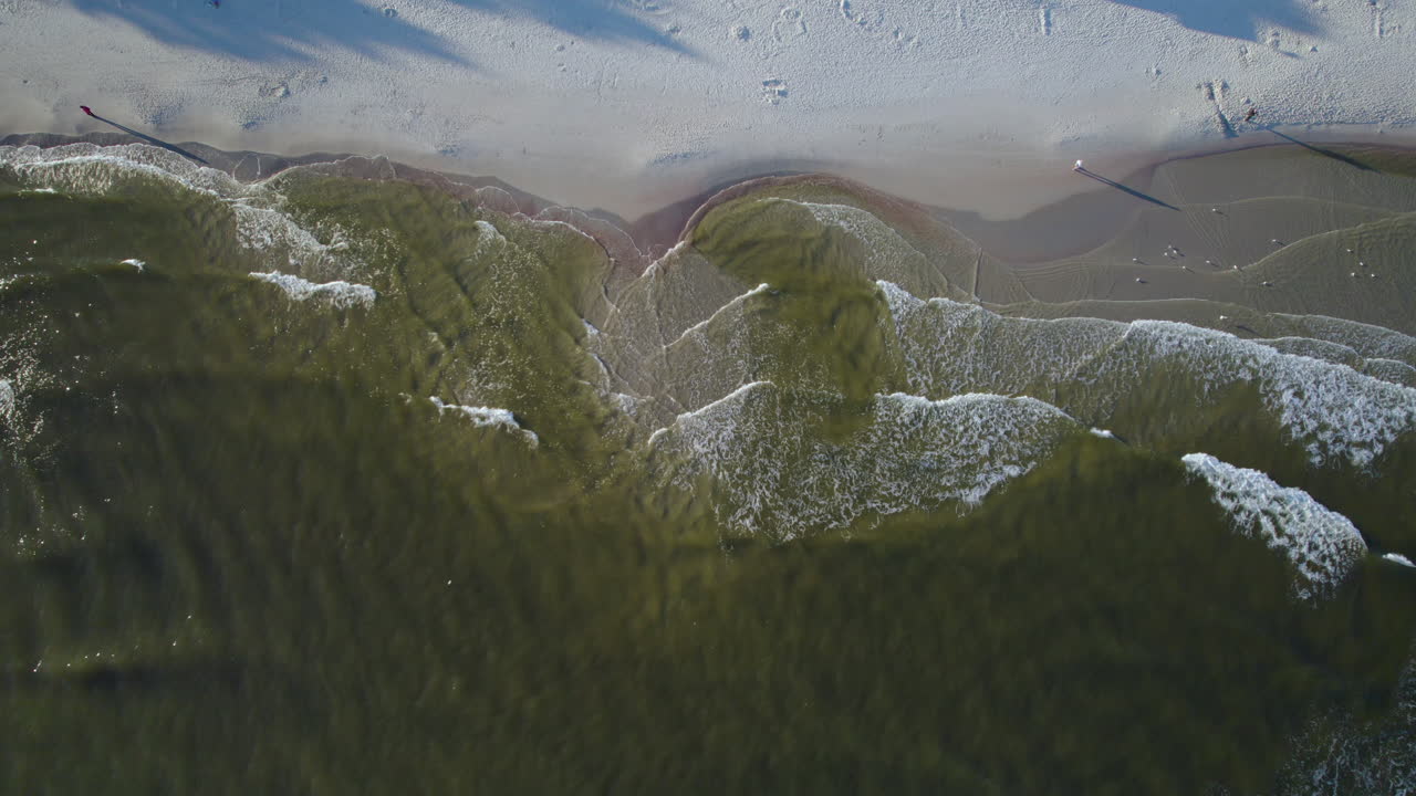 파도가 부드럽게 부서지는 공중 조감도
