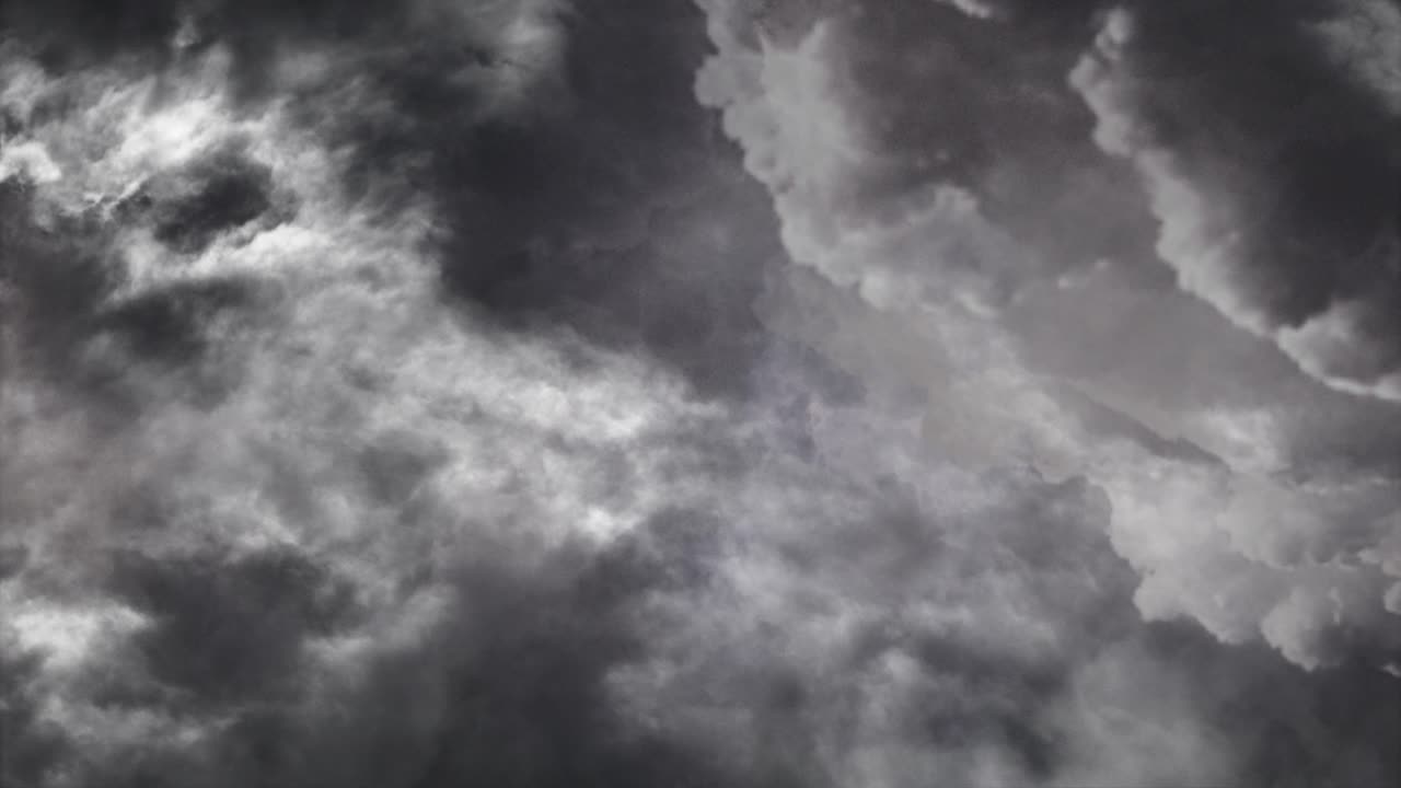 4k 나쁜 날씨와 폭풍우가 어두운 하늘에서 진행됩니다.