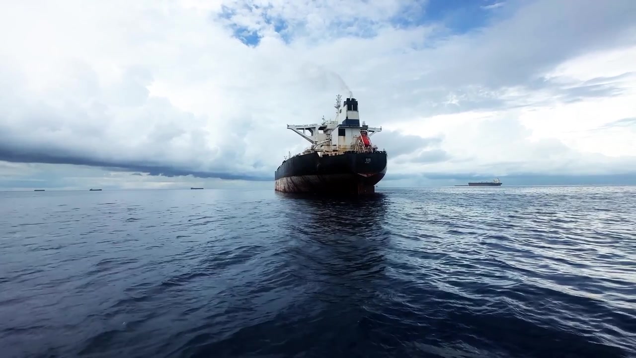 Petroliera iraniana ancorata nell'oceano