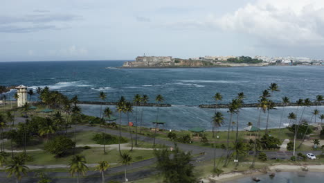 tiro suave de camiones sobre la isla de cabra en puerto rico - antigua colonia de leprosos y fortaleza ahora un área de recreación