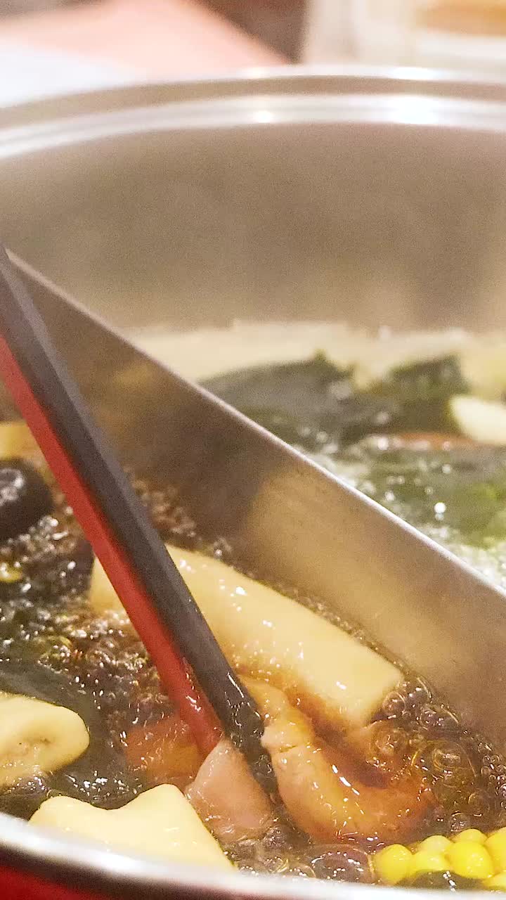 방에서 신선한 재료로 핫을 준비하는 것