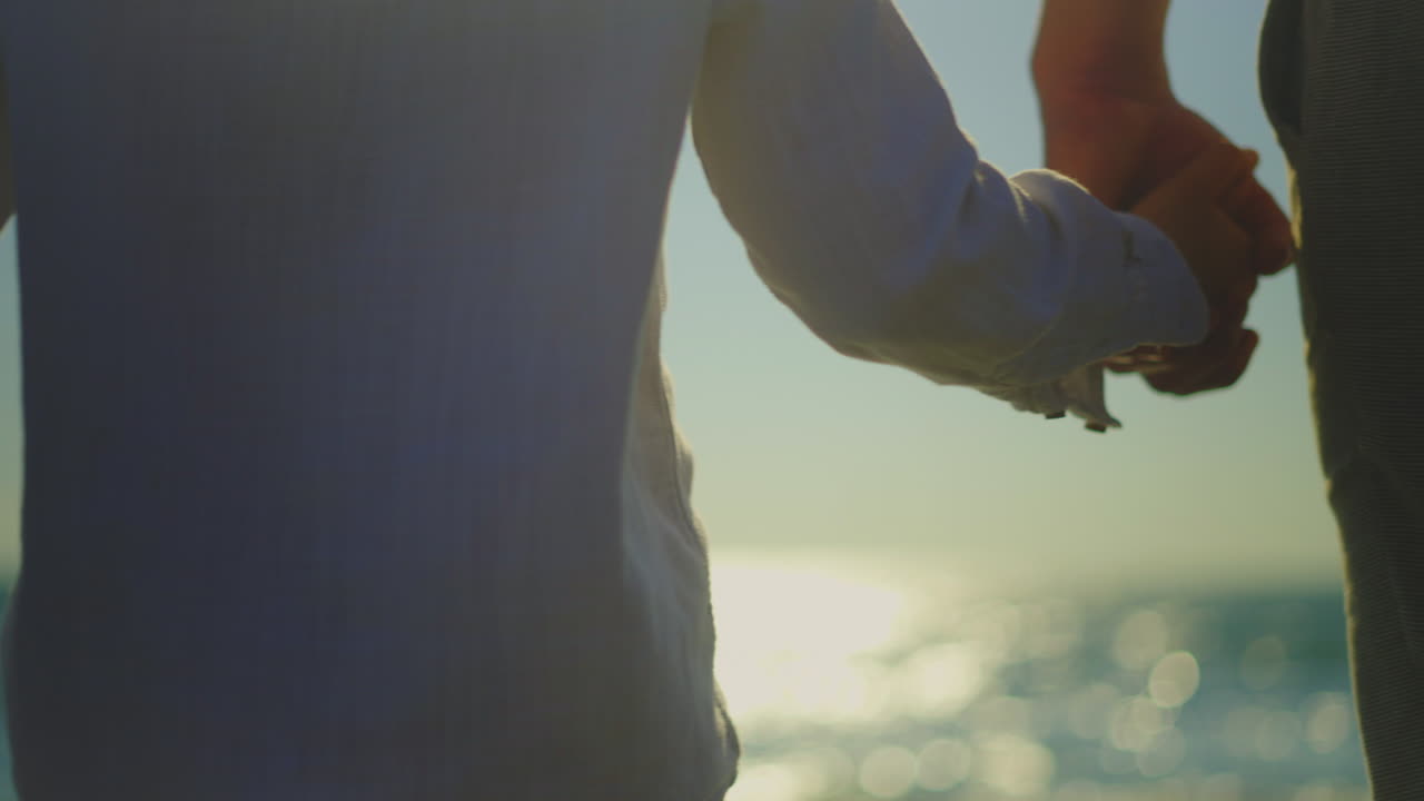 바다  ⁇ 에서 손을 잡고 있는 커플