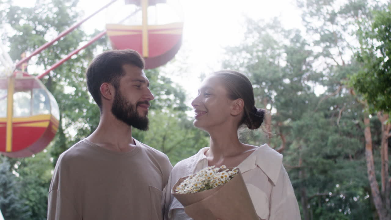 공원에서 키스하는 젊은 커플