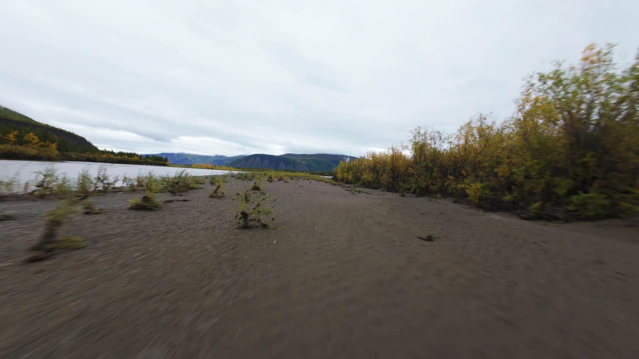 Scopri la straordinaria bellezza naturale della Jacuzia mentre un drone sorvola fiumi e foreste, mostrando vivaci colori autunnali e paesaggi sereni