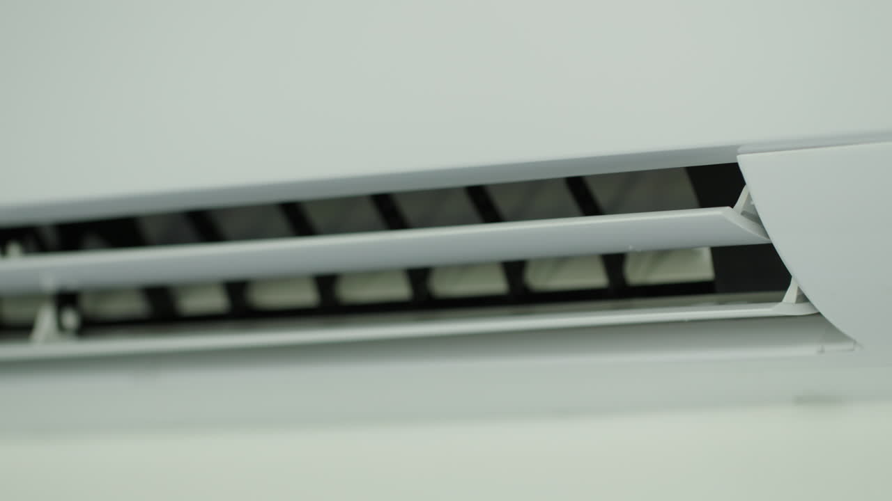 operación del aire acondicionado, las persianas de flujo se mueven hacia arriba y hacia abajo. vista frontal