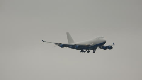 emirate dignitaries government landing gear out ready to land