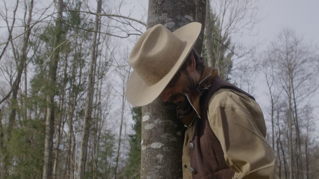 부상당한 카우보이가 휴식을 취하고 있다