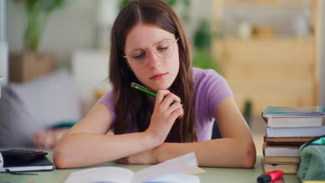 el estudiante joven reflexiona mientras estudia y es reflexivo