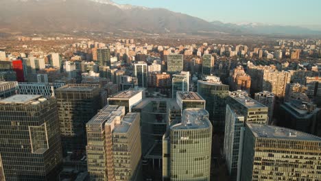 edificios de oficinas contemporáneos en el distrito financiero nueva las condes, ciudad de santiago, chile
