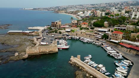 Historischer-Und-Antiker-Hafen-In-Der-Stadt-Byblos-Im-Libanon-Im-Nahen-Osten