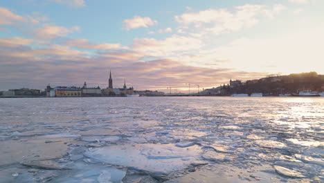 Niedrige-Sonnenuntergangsluft-über-Dem-Zugefrorenen-See-Ridderfjärden,-Stockholm,-Schweden