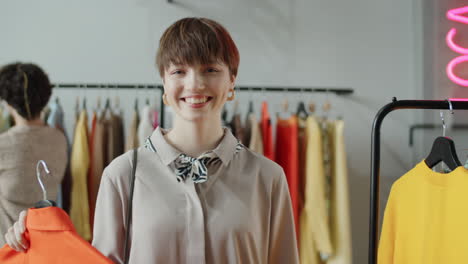 retrato de una chica feliz en una tienda de ropa