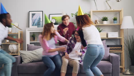 amigos celebrando una fiesta de cumpleaños